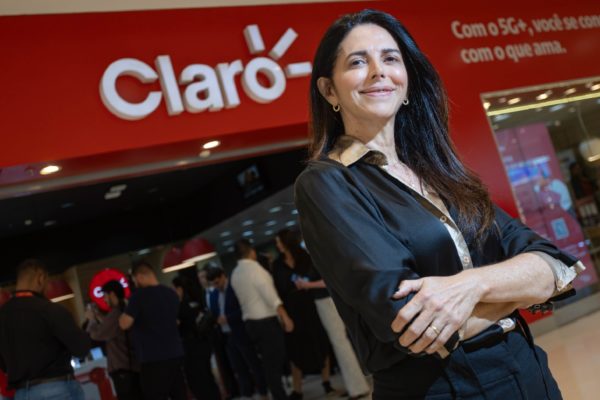 foto colorida de uma mulher branca em frente a loja da claro - metrópoles