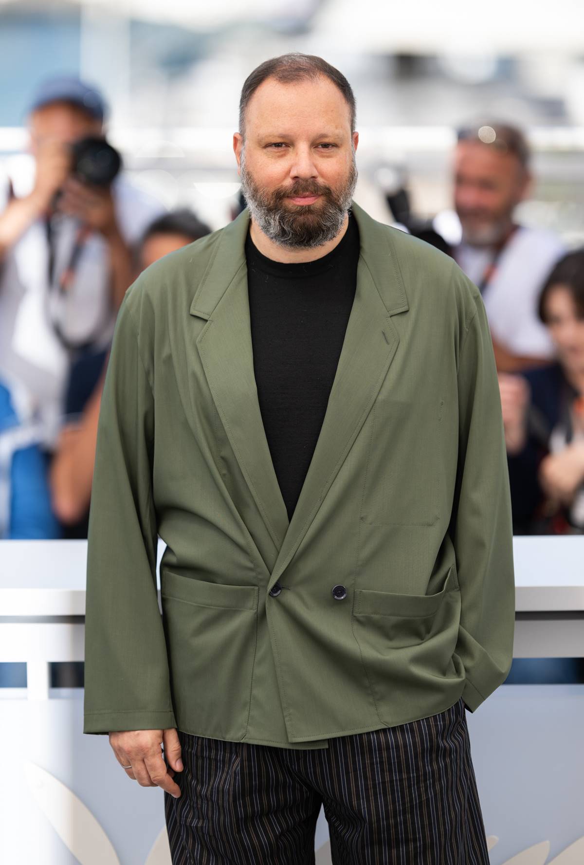 Cineasta Yorgos Lanthimos com quimono verde durante o Festival de Cannes de 2024 - Metrópoles