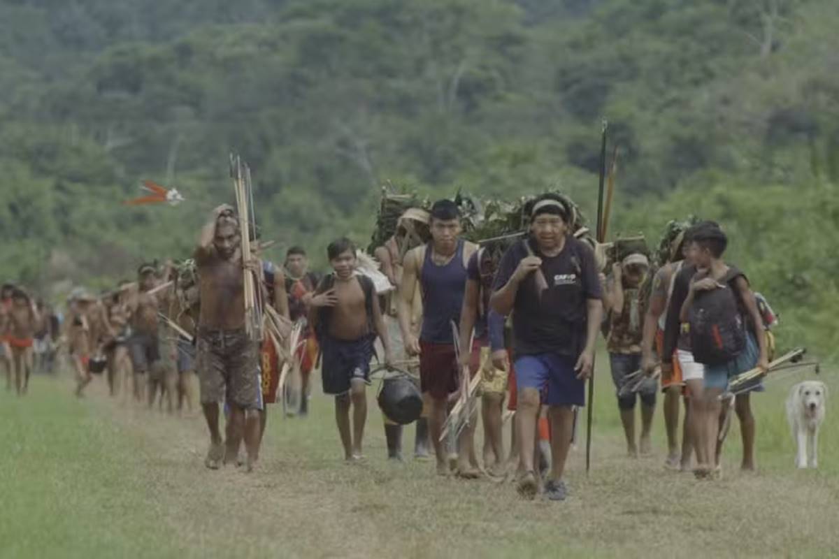 População Yanomami caminhando na Amazônia - Metrópoles