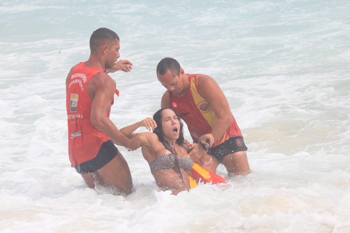 Mulher Melão se afoga na praia da Barra e é socorrida por salva-vidas |  Metrópoles