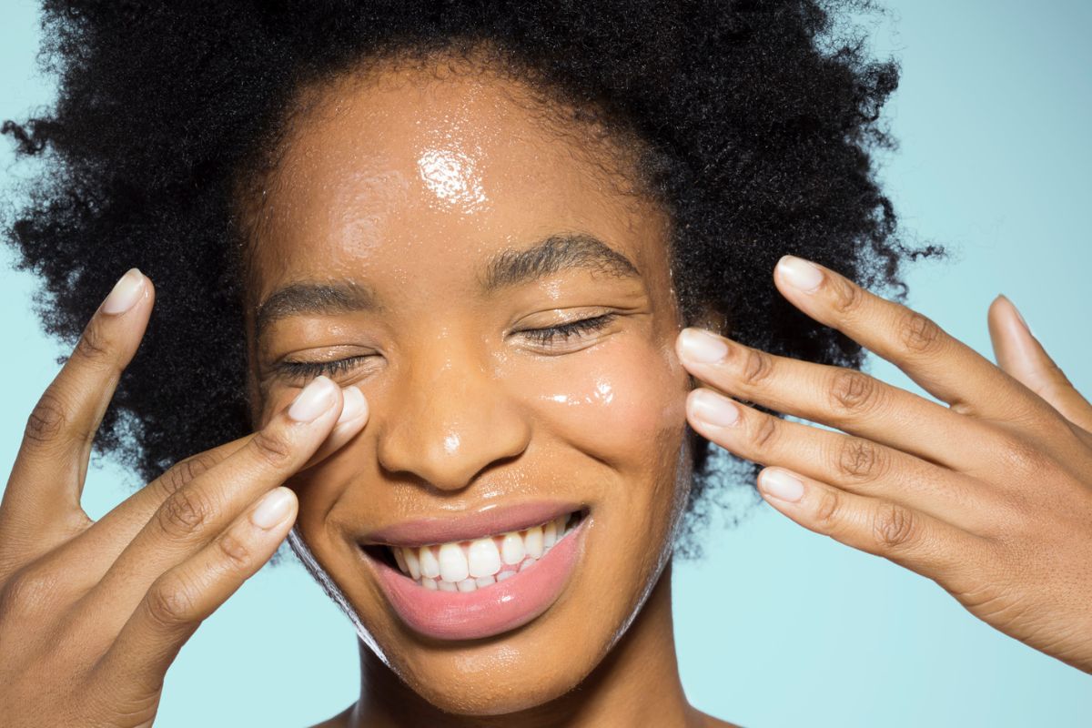 mulher usando uma máscara facil para skincare