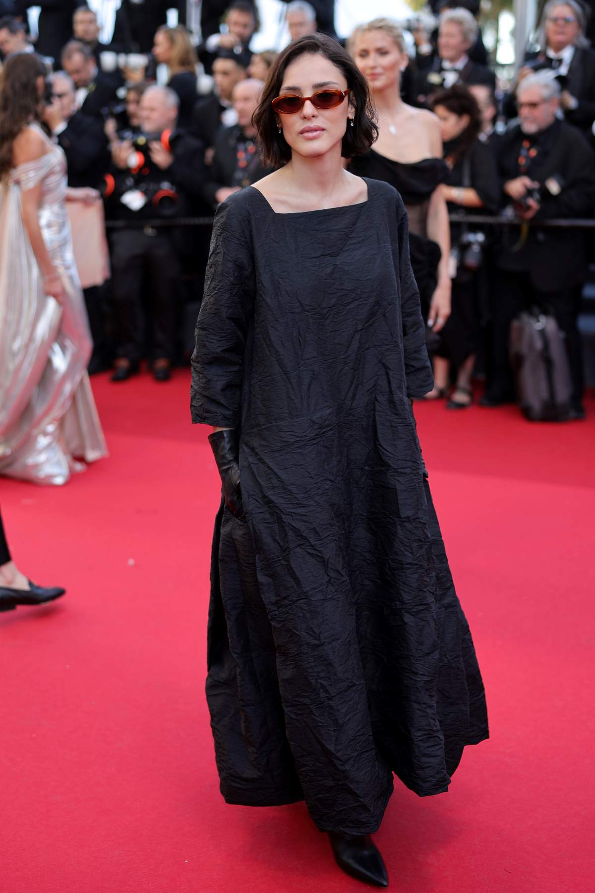 Isabelle Drummond no festival de cannes com look preto - metrópoles 