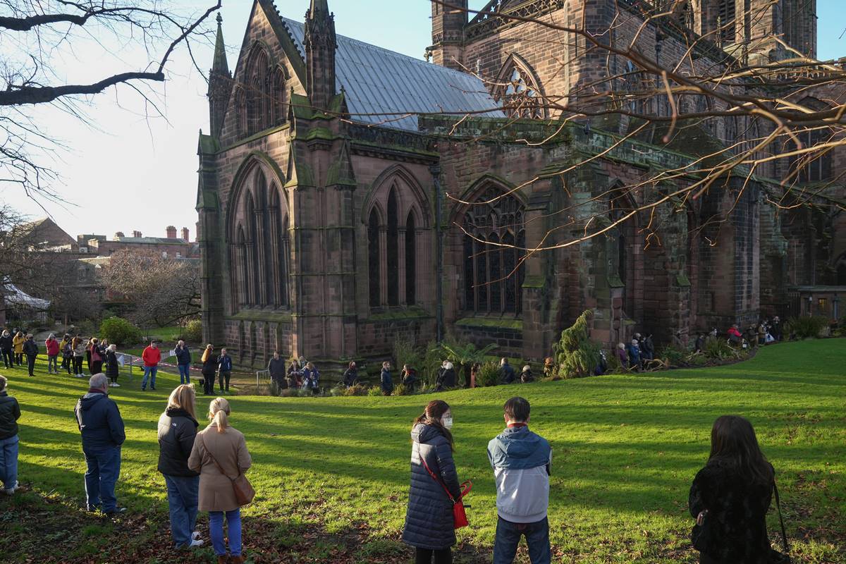 Foto colorida de estrutura de igreja. Há uma fila de pessoas - Metrópoles