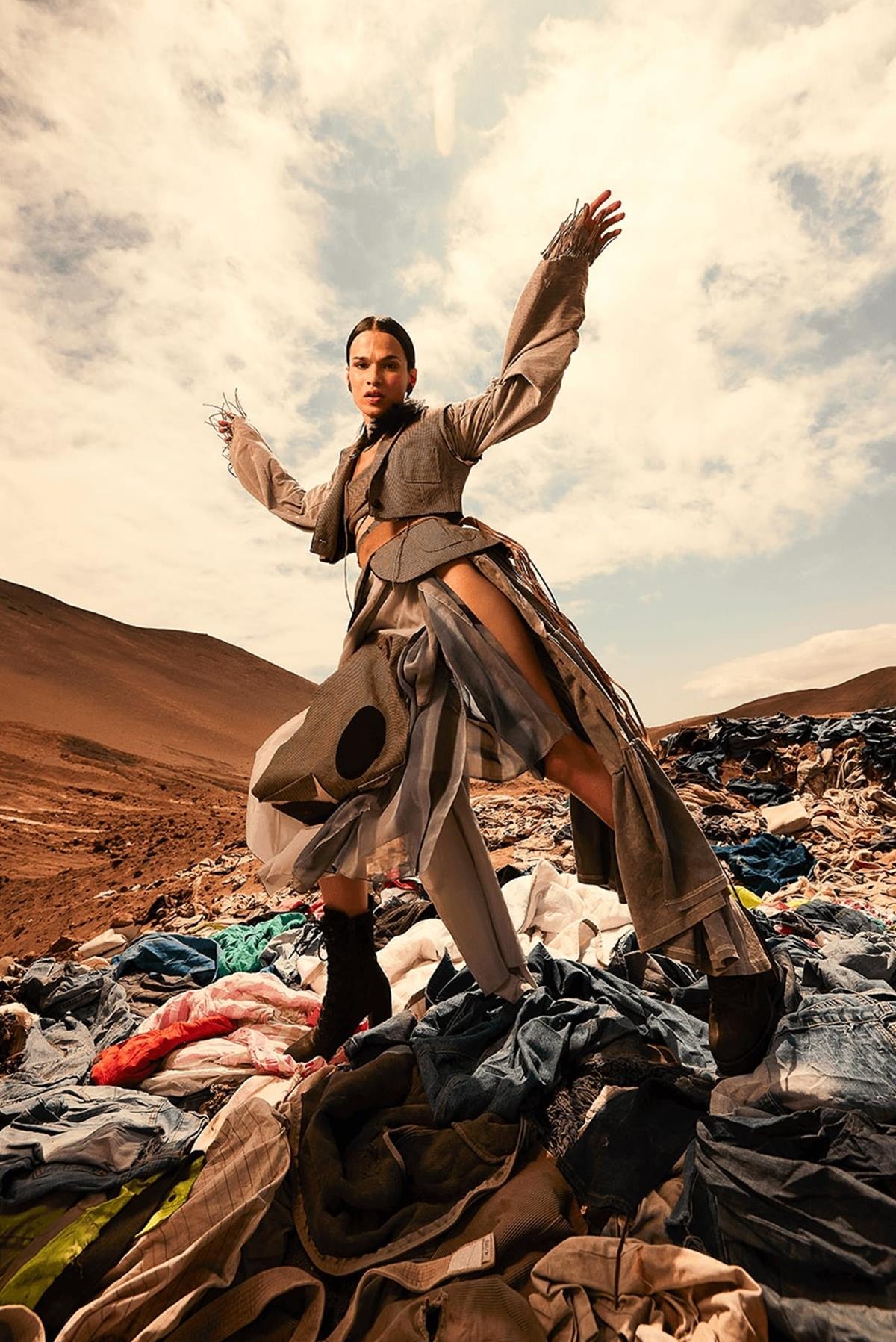 lixão roupas deserto desfile atacama fashion week - metrópoles