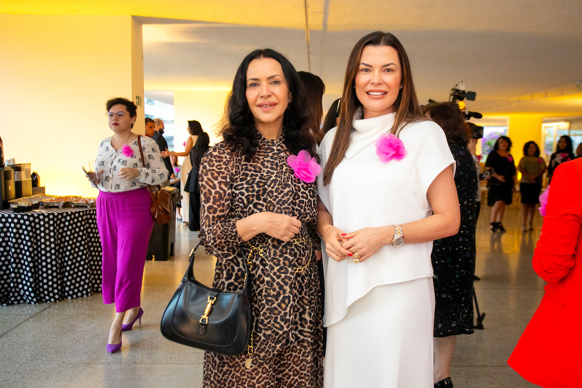 Claudia Meireles junto da secretária de Justiça e Cidadania do DF, Marcela Passamani