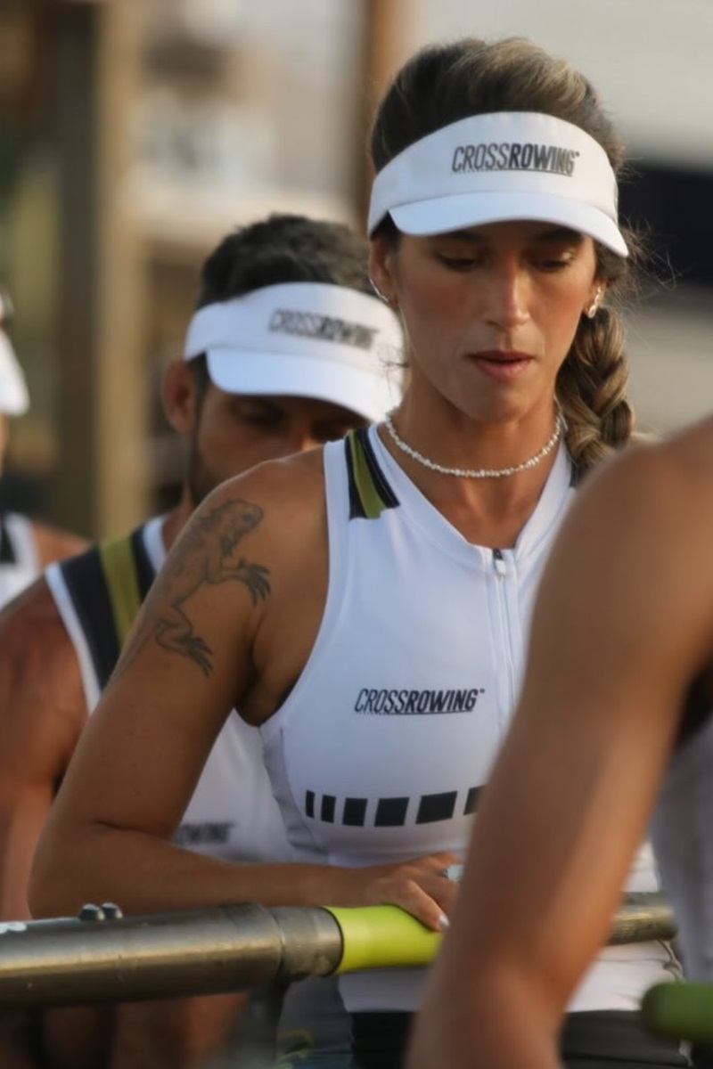 Foto colorida de mulher remando - Metrópoles