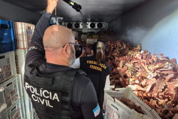 Polícia Civil do Espírito Santo encontra restos de carne para consumo - Metrópoles 