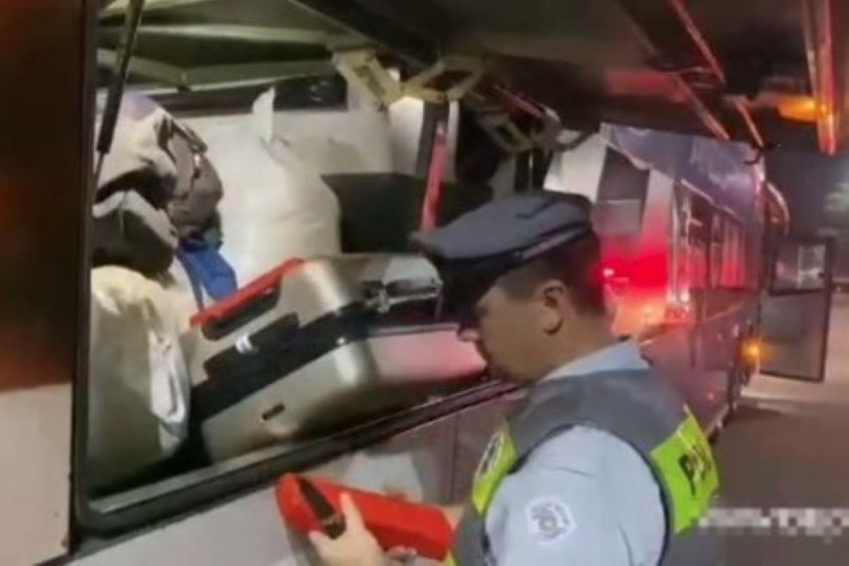 Imagem colorida mostra policiais encontrando maconha em bagagem dentro de ônibus no interior de São Paulo - Metrópoles