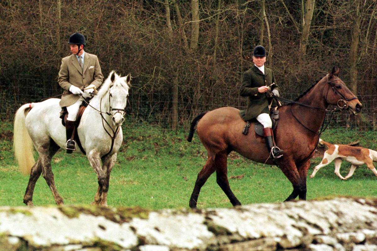 Foto colorida - Rei Charles e Ian Farquhar montados em cavalos
