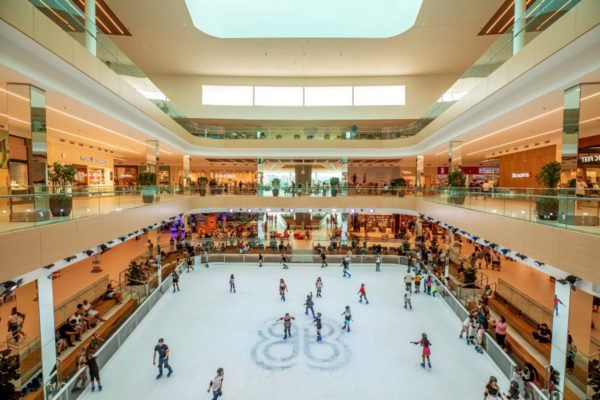 Fotografia colorida de uma pista de patinação em um shopping