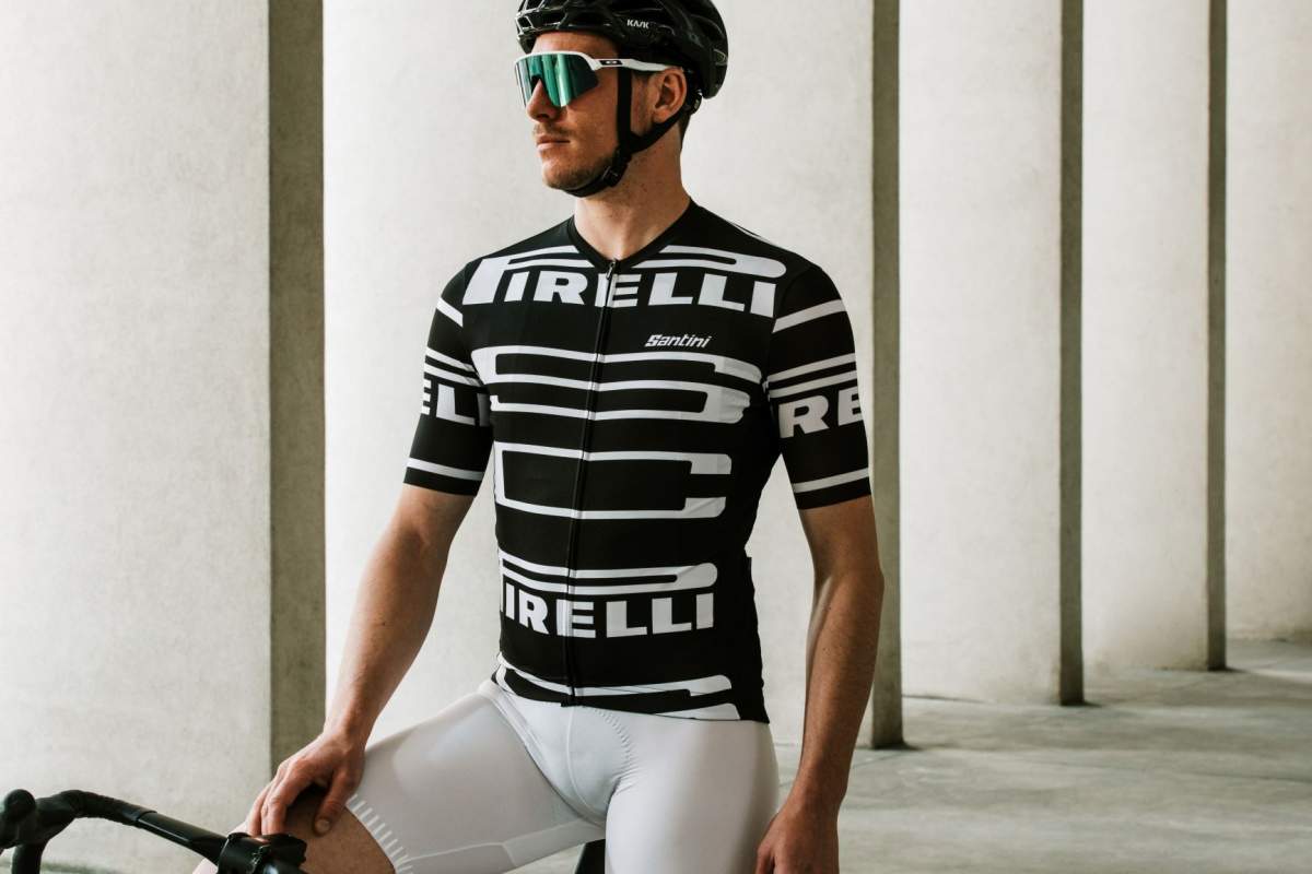 Foto de divulgação da collab Santini Cycling/Pirelli - metrópoles