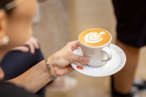 Fotografia colorida mostrando mulher segurando xícara de café-Metrópoles