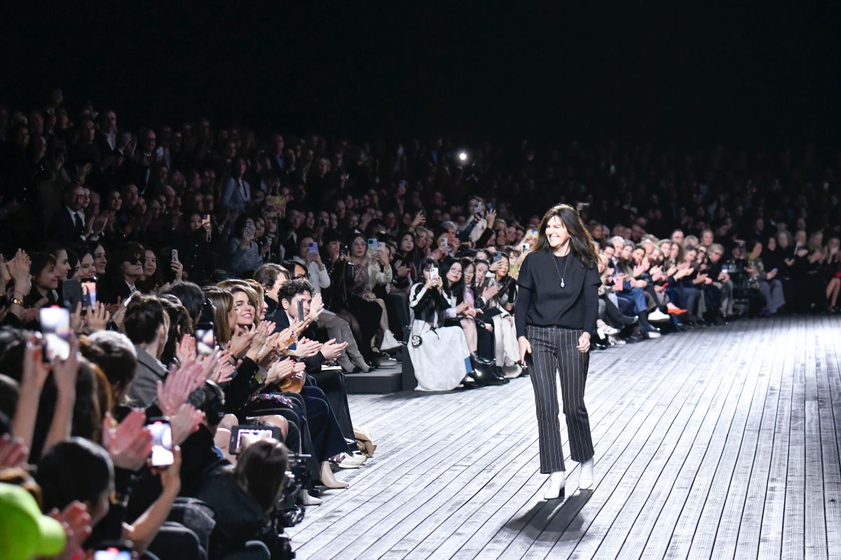 Na passarela de moda, a estilista Virignie Viard, diretora criativa da Chanel - Metrópoles