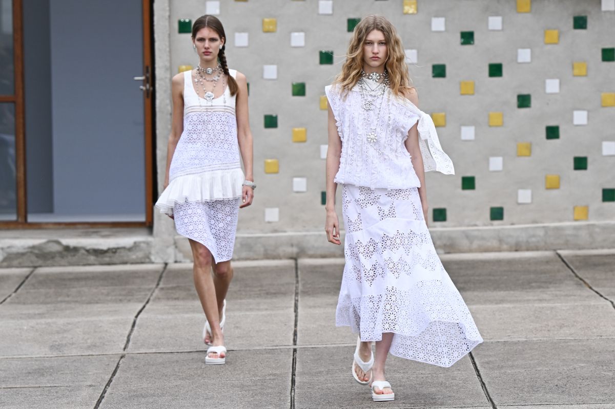 Modelos usam roupas brancas na passarela da Chanel - Metrópoles