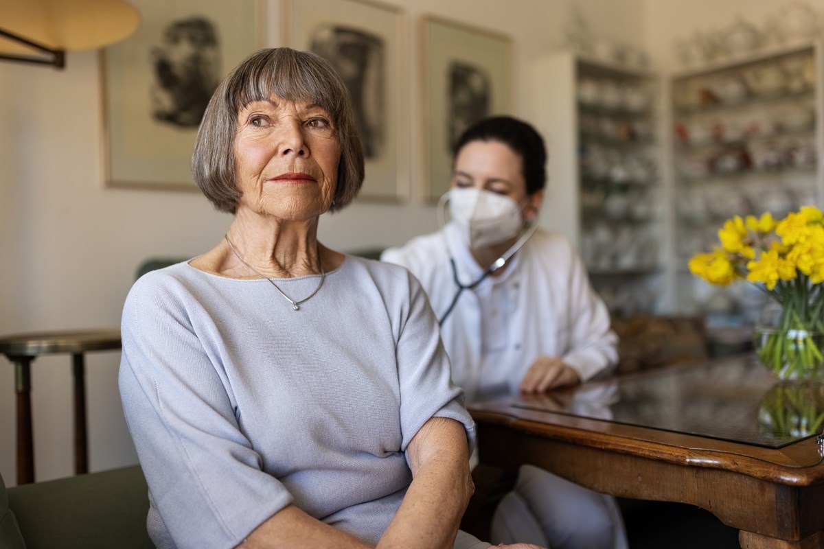 Foto colorida de mulher idosa sendo consultada por médica - Metrópoles