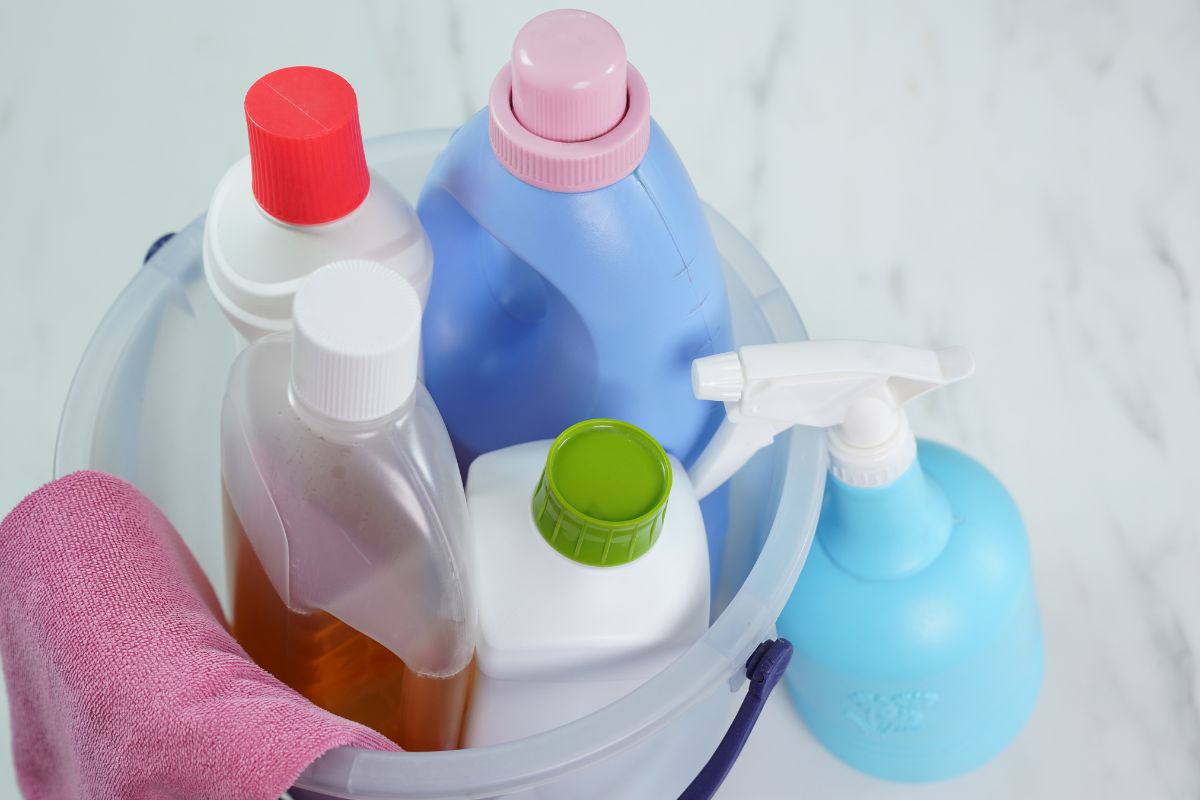 Misturar produtos de limpeza pode matar: saiba o que evitar