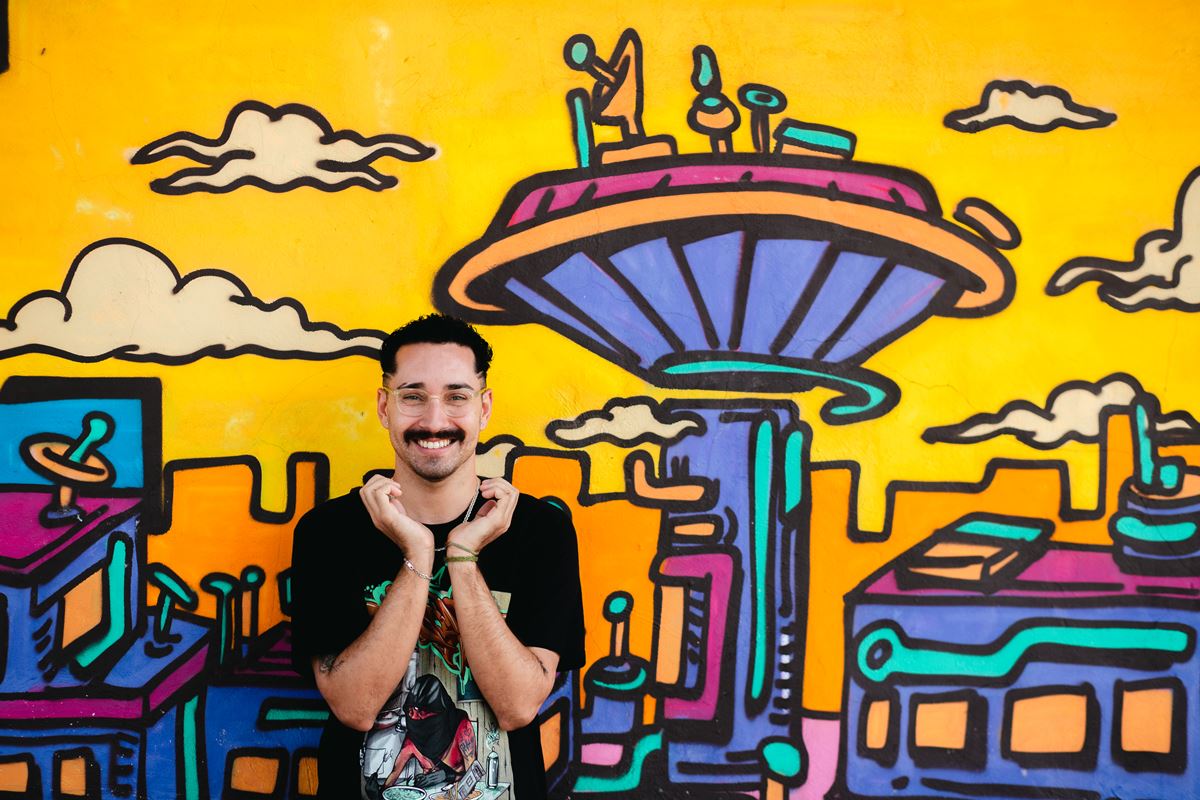 Na imagem com cor, o artista brasiliense, Gu da Cei - Metrópoles