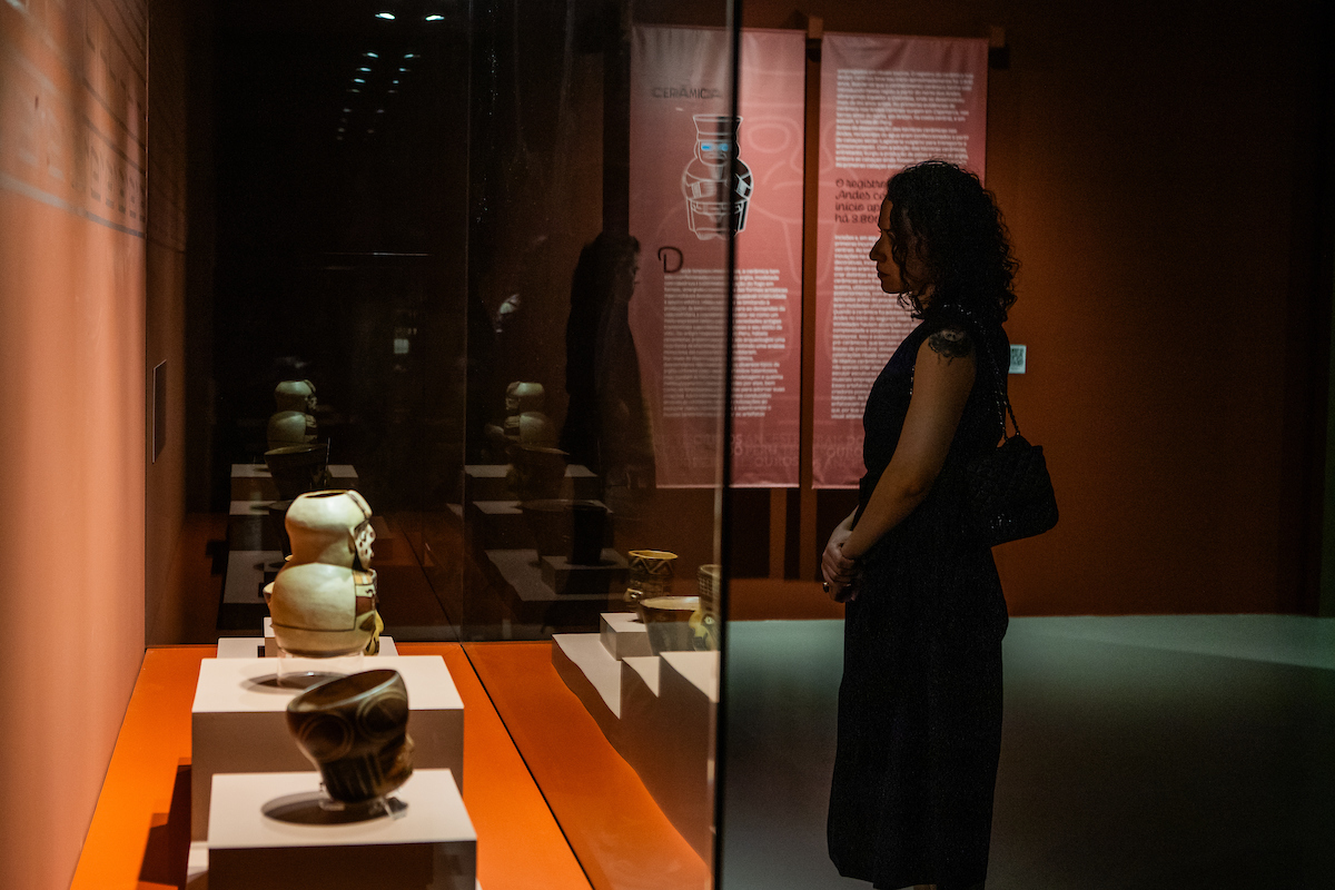 Visitante observa as peças da exposição