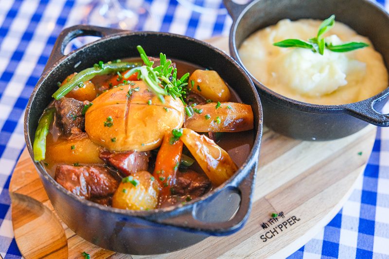 Bife bourguignon no restaurante Le Vin 