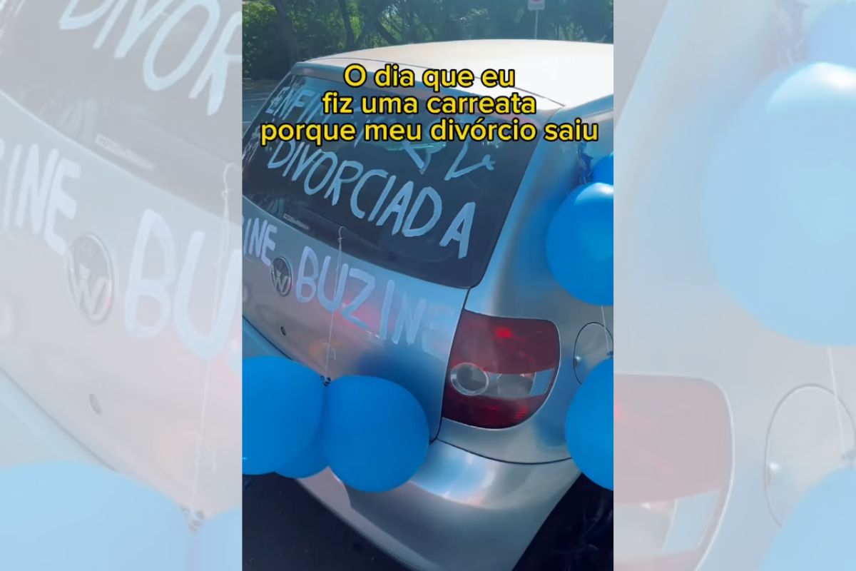 Foto colorida de um carro com balões azuis - Metrópoles