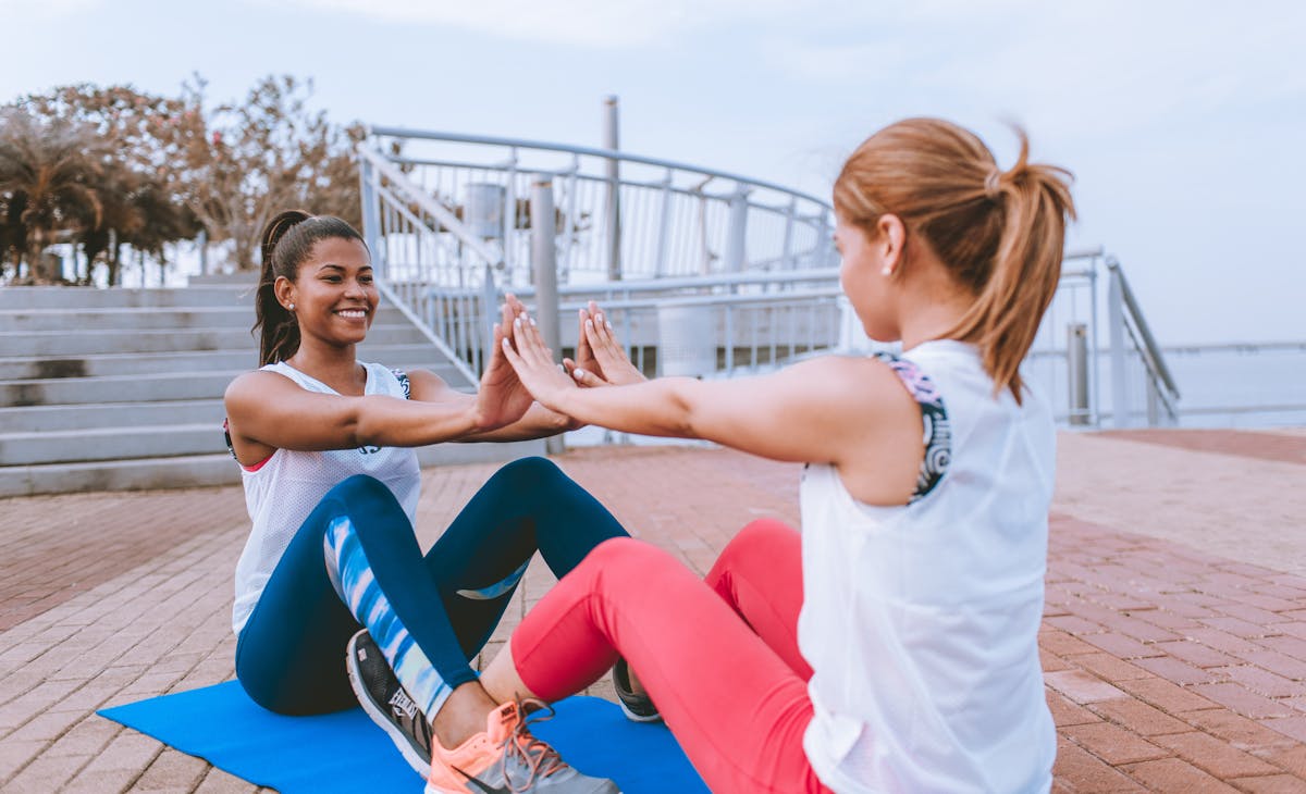 Duas mulheres jovens praticando atividade física ao ar livre - Metrópoles