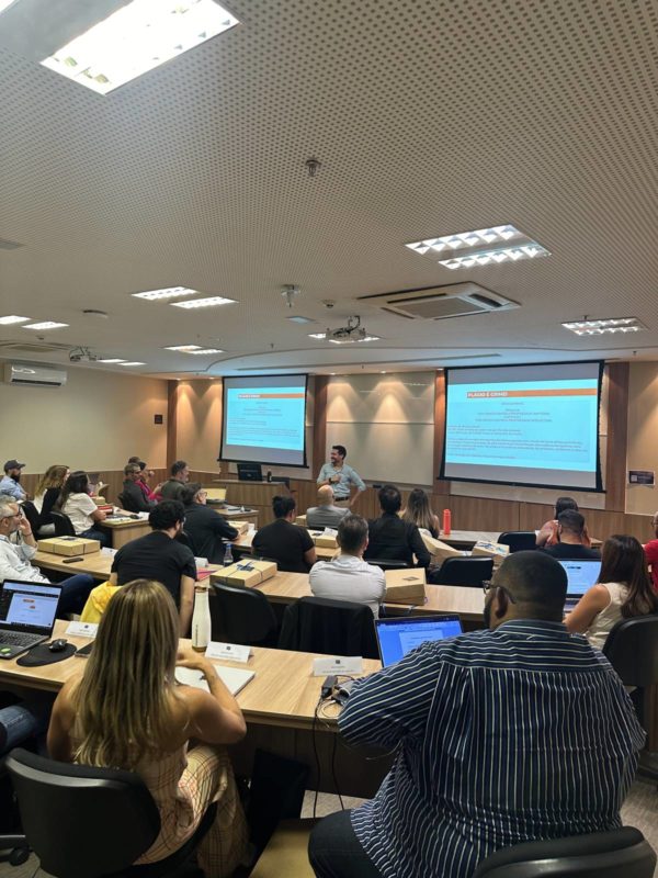 Fotografia colorida mostrando sala cheia de alunos de faculdade-Metrópoles