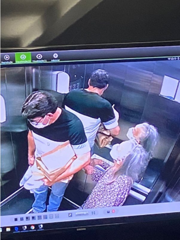 homem e idosa em elevador
