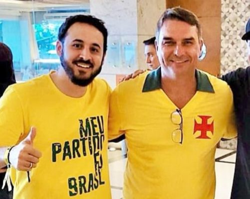 Fotografia colorida mosta o vereador de Guarulhos Lucas Sanches (PL) ao lado do senador Flávio Bolsonaro - Metrópoles
