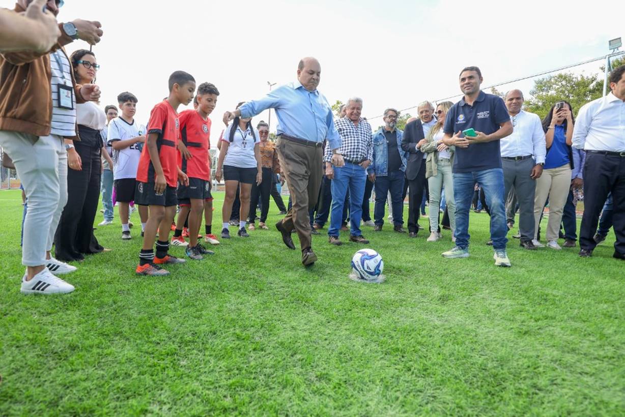 Imagem colorida do governador do Distrito Federal jogando futebol - Metrópoles