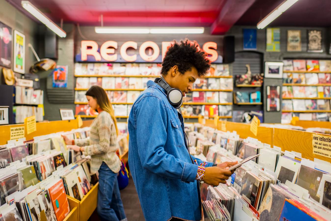 Foto colorida de loja de discos nos EUA.