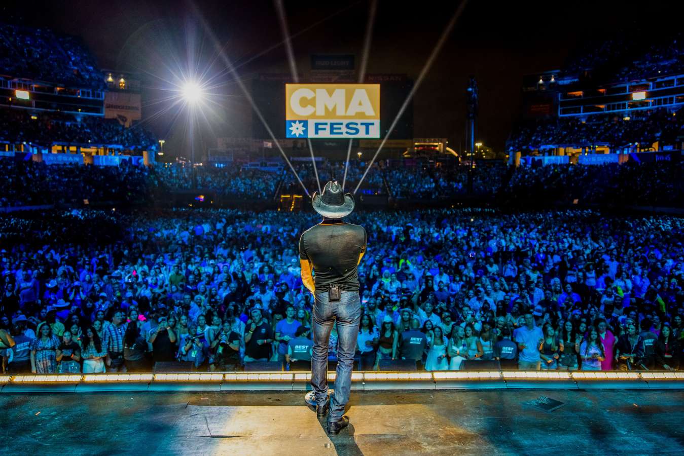 Foto colorida de um show do CMA Fest, no Tennessee, EUA.