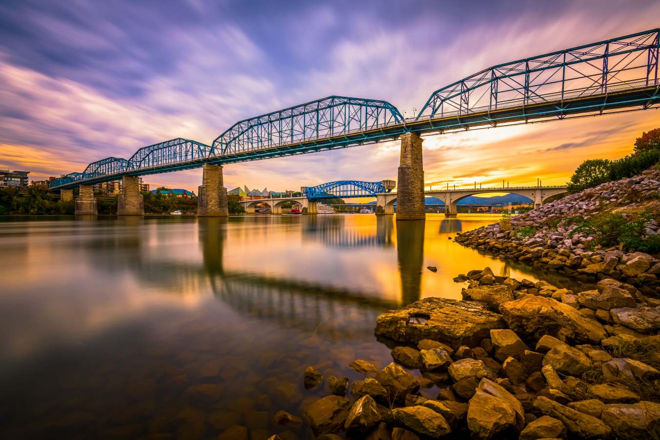 Foto colorida de ponte em Chattanooga, no Tennessee, EUA.