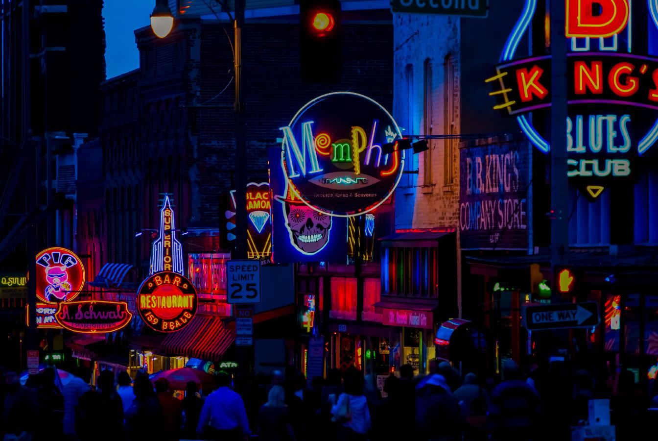 Foto colorida da Beale Street, em Memphis, no Tennessee, EUA.