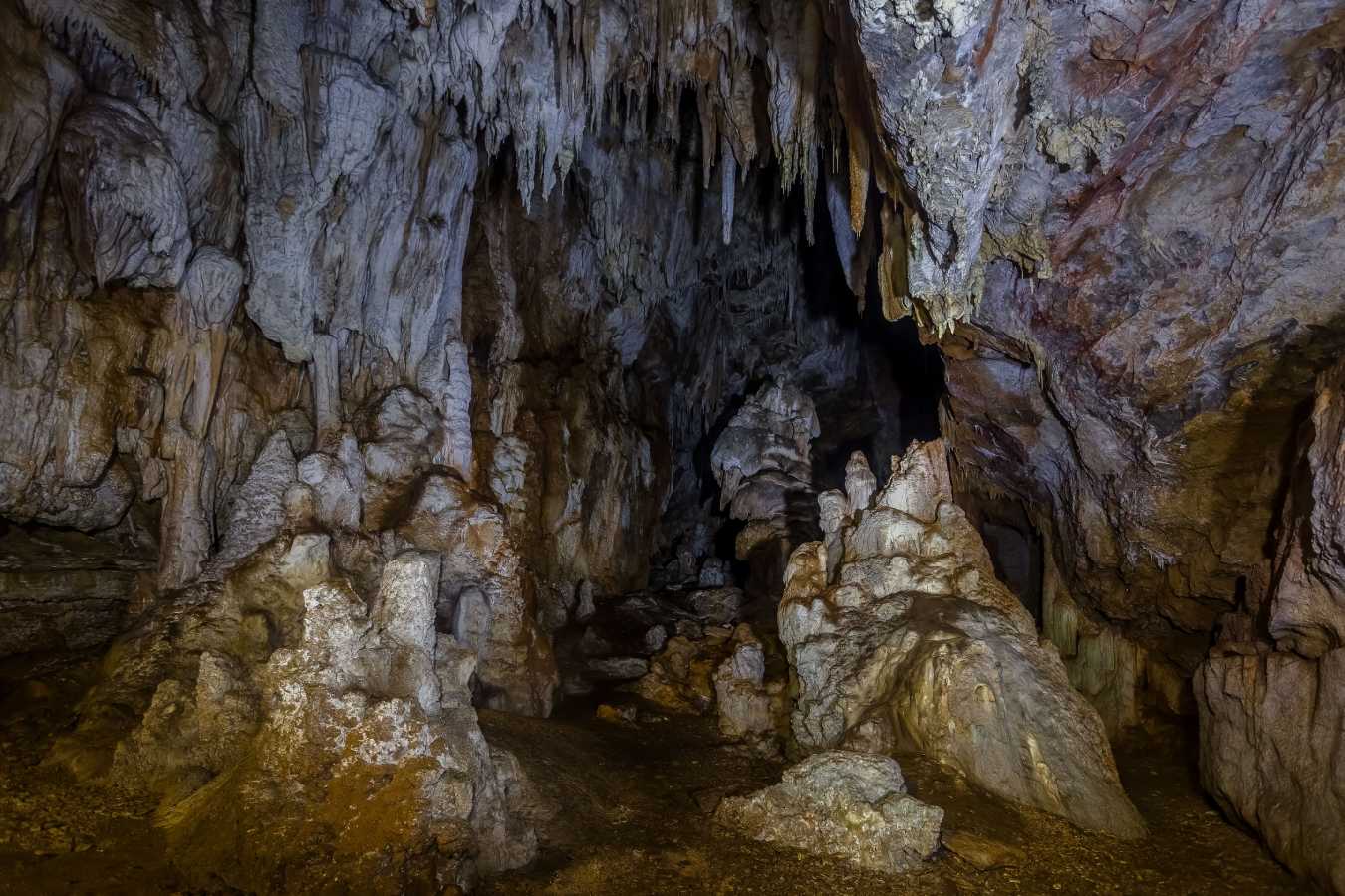 Foto colorida de uma das cavernas do maior lago subterrâneo dos EUA, o Lost Sea, no Tennessee.