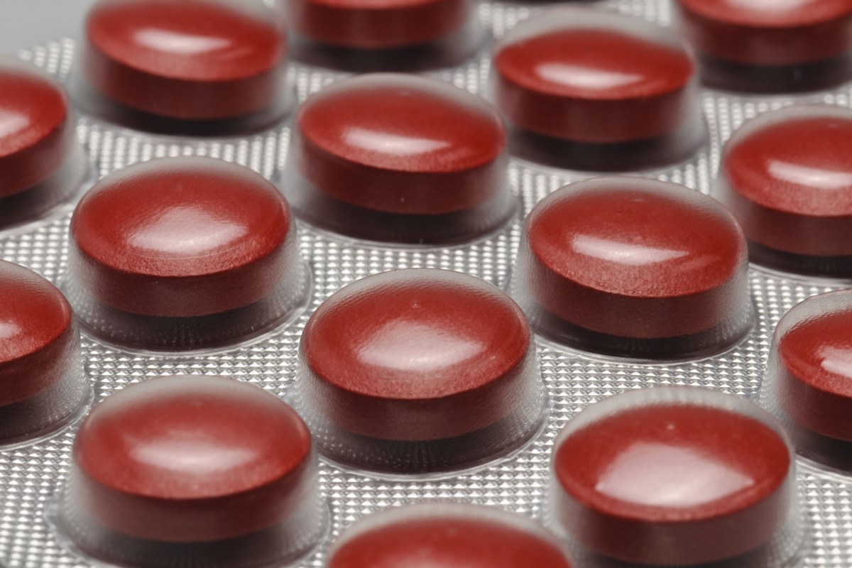 Foto colorida de embalagem com comprimidos na cor marrom - Metrópoles