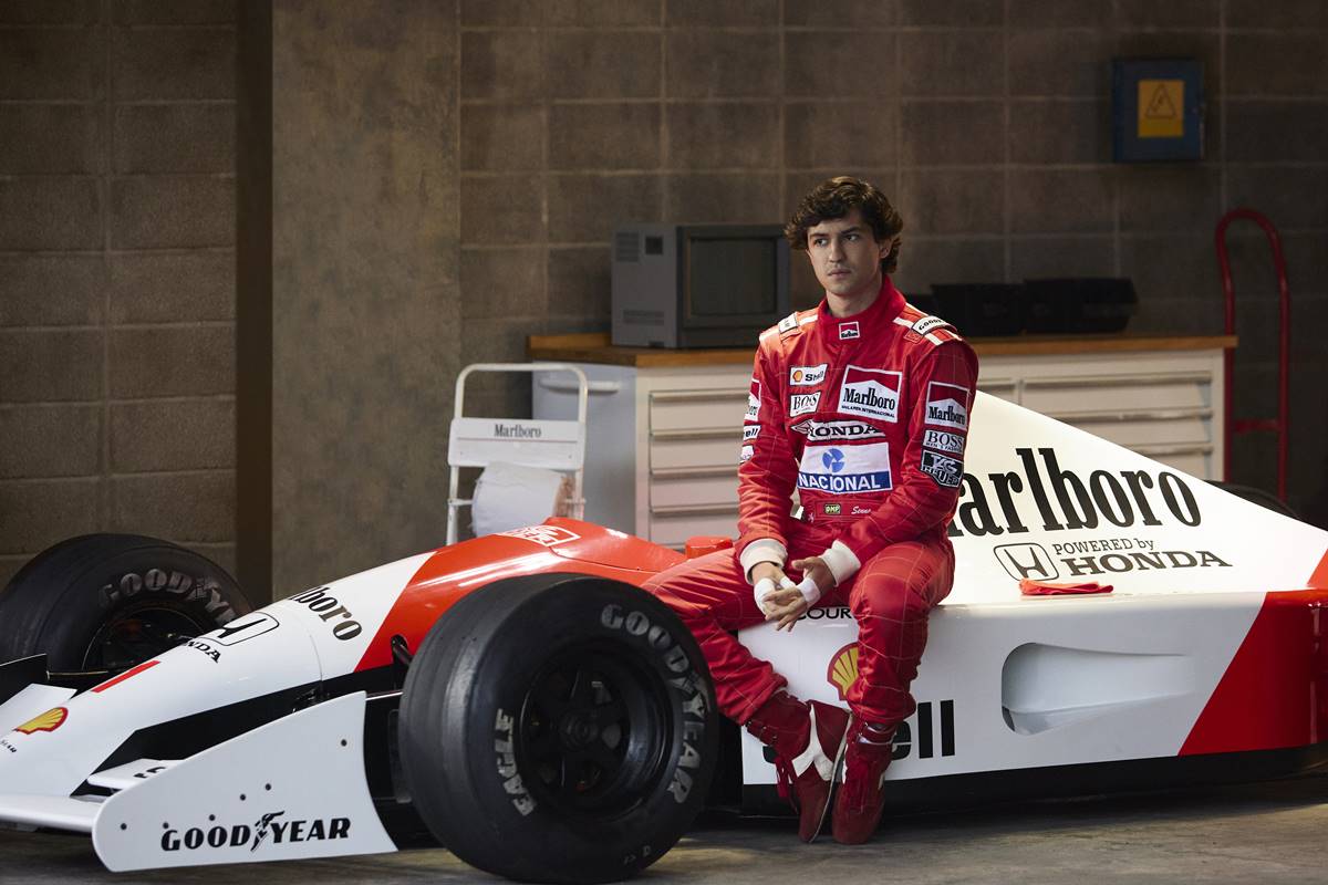 Gabriel Leone como Ayrton Senna em carro de Fórmula 1