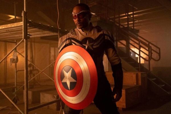 foto colorida de homem negro vestido de capitão américa - metrópoles