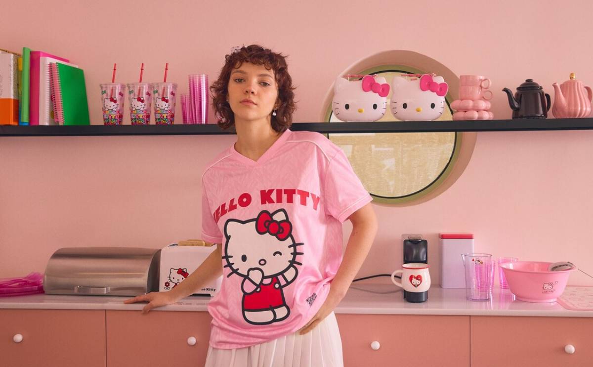 Na imagem com cor, foto de divulgação de uma coleção da Hello Kitty em celebração ao aniversário da personagem - metrópoles