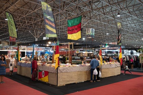 Fotografia colorida mostrando feira de exposições-Metrópoles