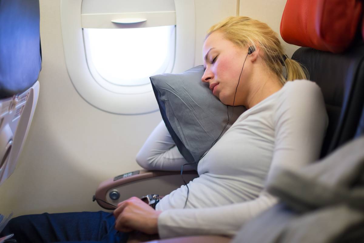 Combinar álcool e a pressão da cabine em altitude de cruzeiro, especialmente, nos passageiros que dormem durante o trajeto pode ter efeito nocivo à saúde