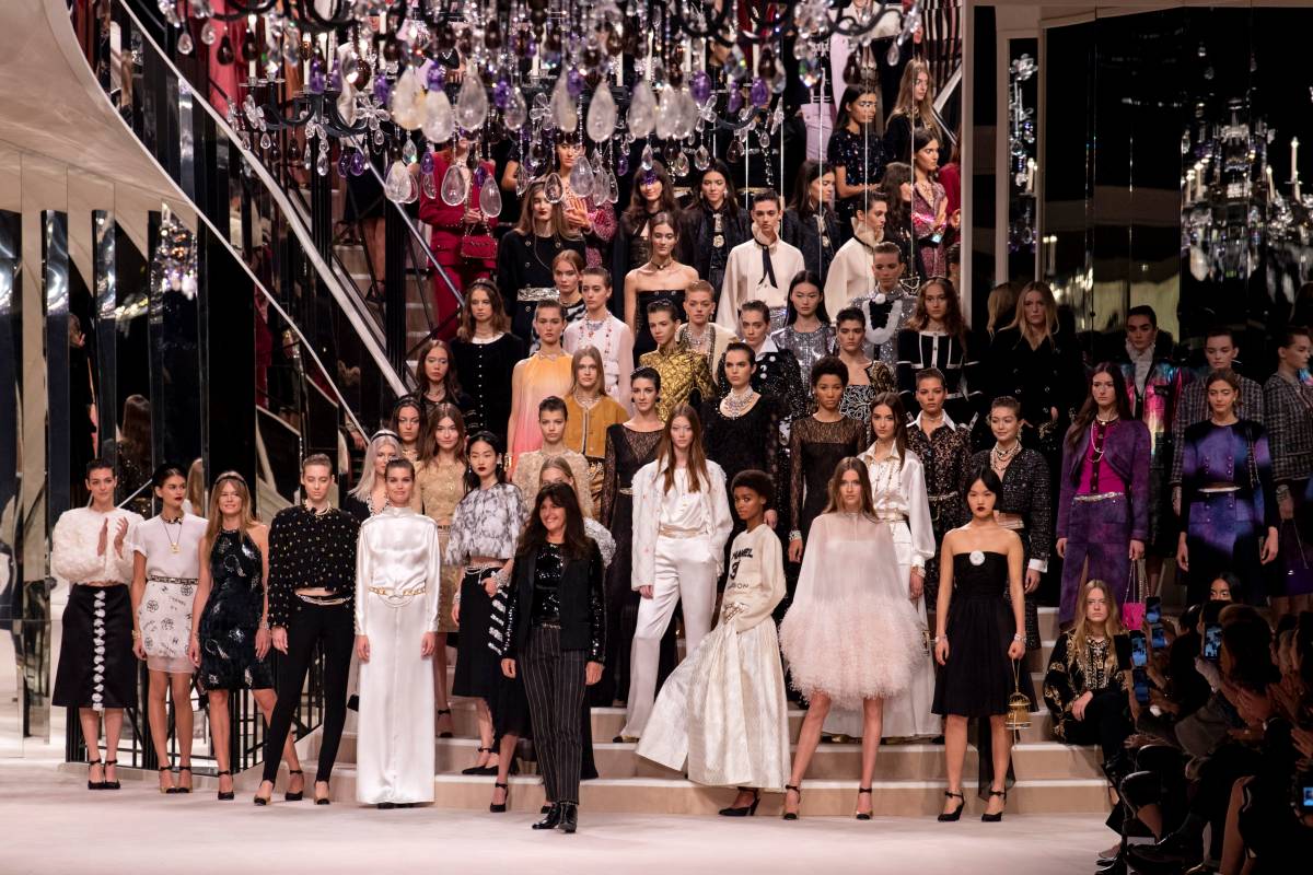 Na imagem com cor, foto da Virginie Viard no desfile da Chanel - metrópoles