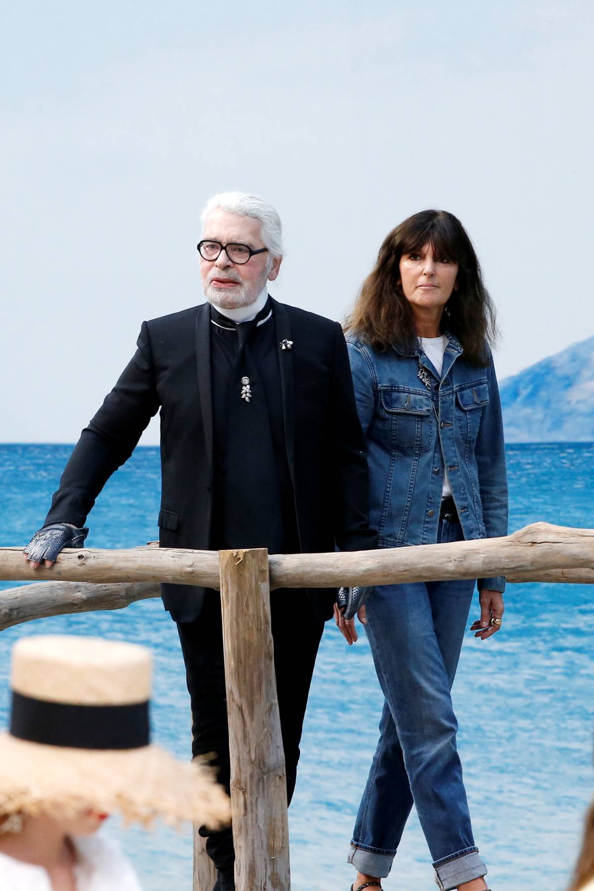 Na imagem com cor, foto de Karl Lagerfeld com Virginie Viard - metrópoles 