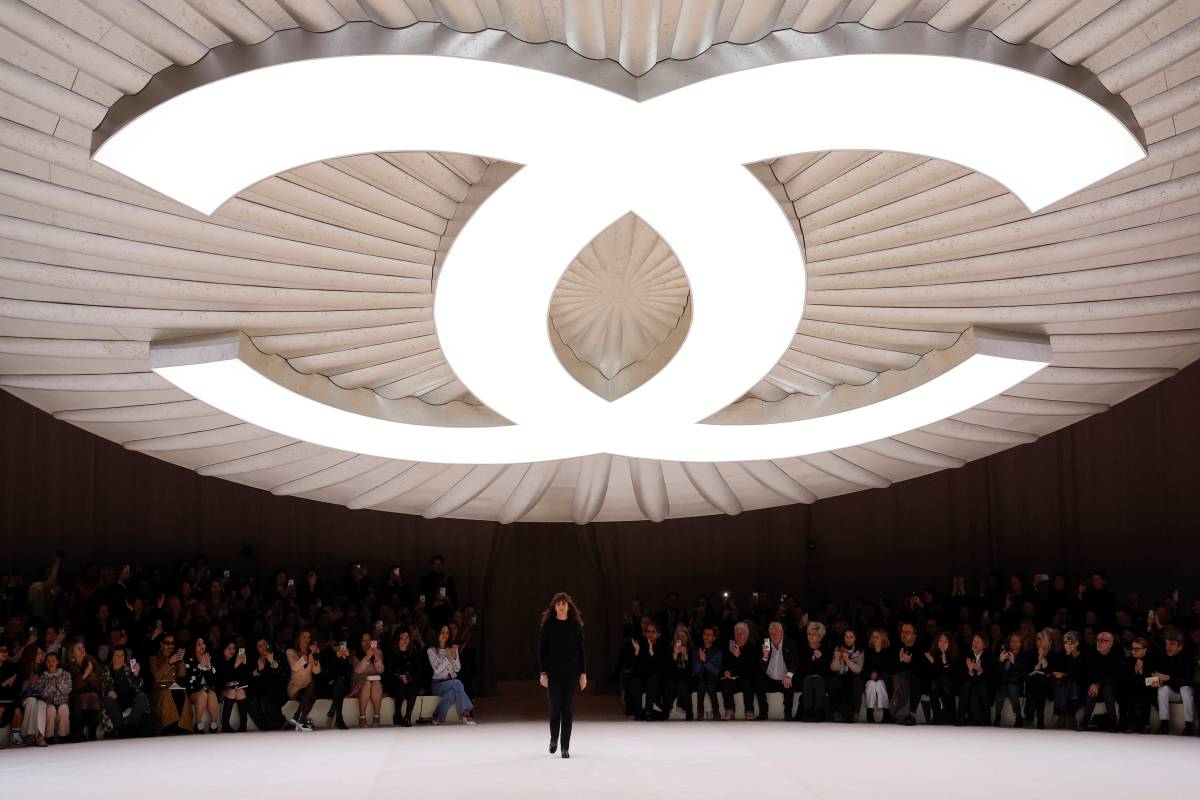 Na imagem com cor, foto do desfile da Chanel - metrópoles