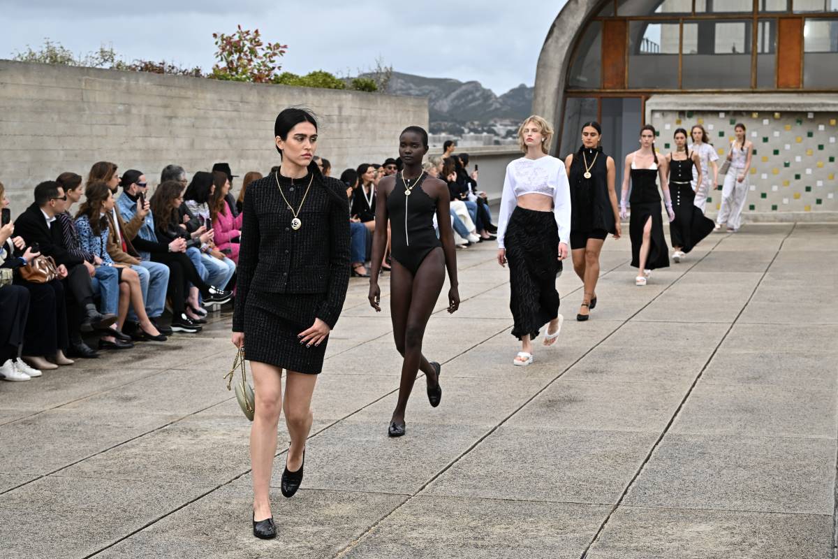 Na imagem com cor, foto do desfile da Chanel - metrópoles