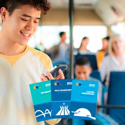 Imagem colorida mostrando estudante em ônibus e cartões de transporte em primeiro plano-Metrópoles