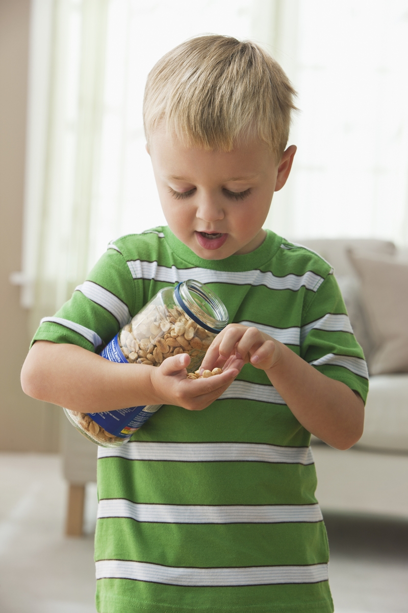 Criança comendo amendoim - Metrópoles