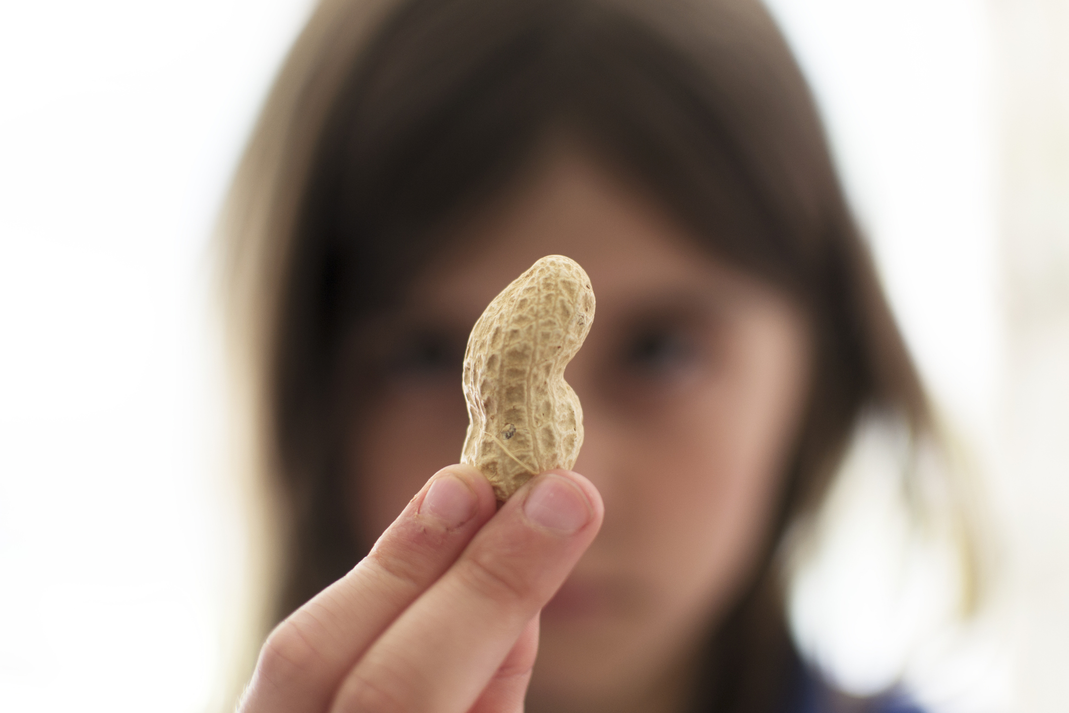 Criança segurando amendoim - Metrópoles