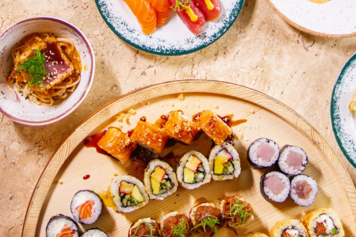 Foto colorida de um prato de sushi - Metrópoles