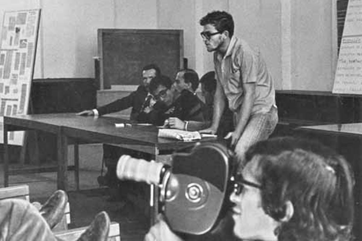 Foto em preto e branco de estudantes em reunião