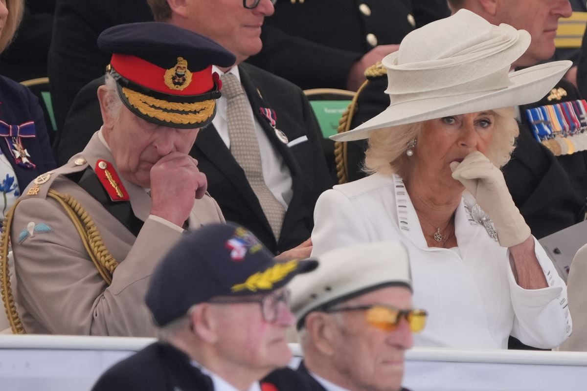 Foto colorida de homem e mulher idosos chorando - Metrópoles